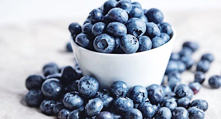 MORNING BERRY COCTAIL. Blueberry with an orange.